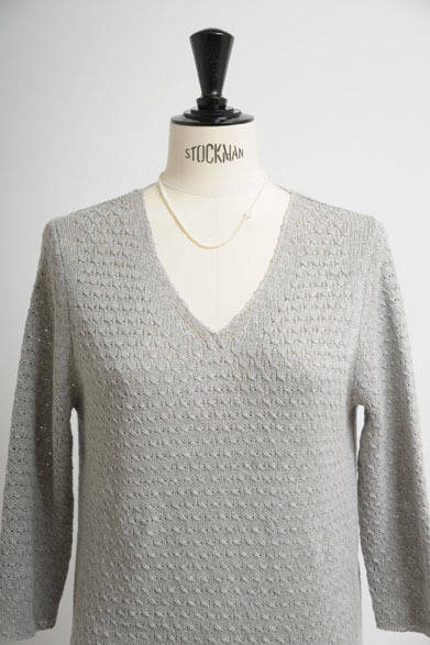 ニット1万8000円（HARRISS GRACE）、ネックレス9万3000円（petra domling）　※ともに税抜価格