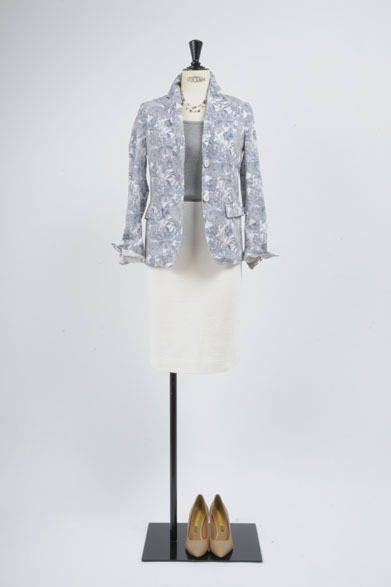 ジャケット4万円（HARRISS GRACE）、カットソー5000円（HARRISS GRACE）、スカート1万3000円（HARRISS GRACE）、ネックレス8200円（CO*STARRING）、パンプス3万5000円（EXTRAORDINARY JANE）　※すべて税抜価格