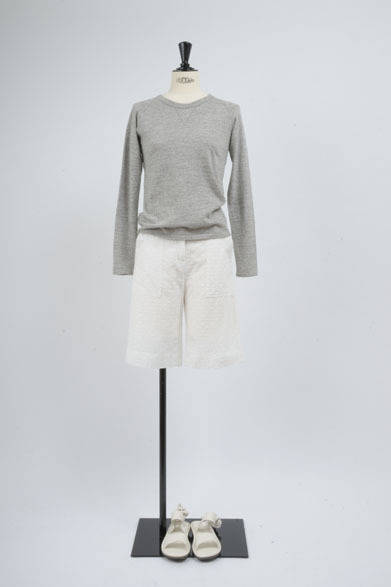 カットソー7000円（HARRISS GRACE）、パンツ1万9000円（HARRISS GRACE）、サンダル3万9000円（trippen）　※すべて税抜価格