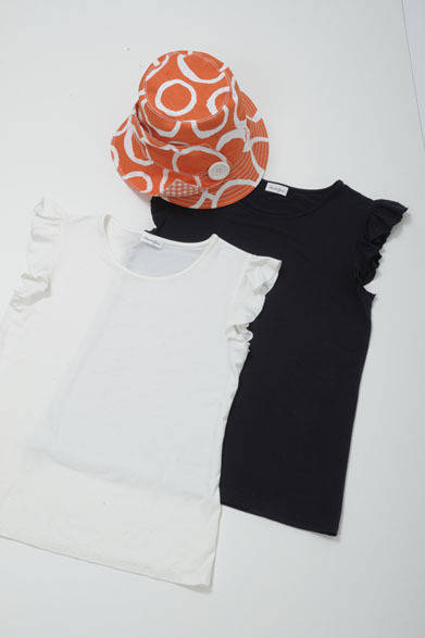 ハット2万5000円（Lola）、カットソー各9500円（HARRISS GRACE）　※ともに税抜価格