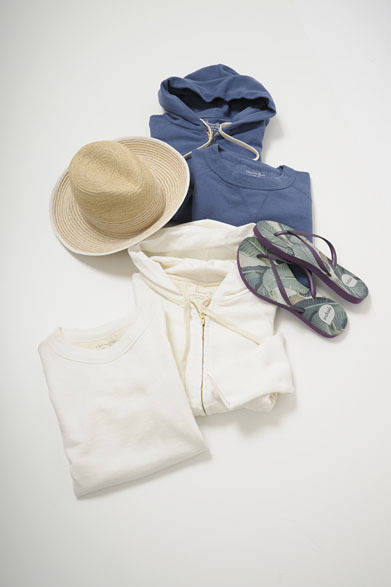 パーカー1万6000円（HARRISS GRACE）、カットソー1万2000円（HARRISS GRACE）、ハット3万2000円（Lola）、サンダル3800円（indaia）　※すべて税抜価格