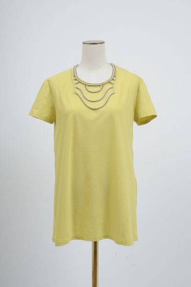 カットソー9500円（HARRISS GRACE）、ネックレス6万2000円（ziio）　※ともに税抜価格