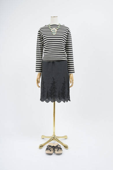 カットソー8000円（HARRISS GRACE）、スカート2万2000円（HARRISS GRACE）、ネックレス6万8000円（Ziio）、サンダル2万9000円（trippen）　※すべて税抜価格