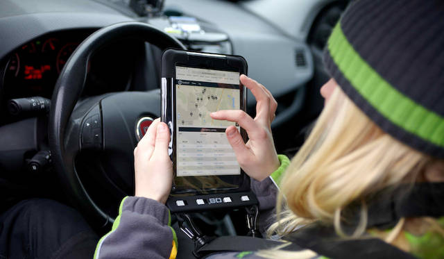 配送業者は、GPSにより配送先の車両がどこに駐車されているかを検索する