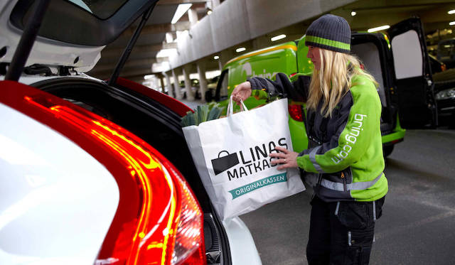 配送先のクルマを、1回のみ利用可能なデジタルキーで開錠し商品を収納