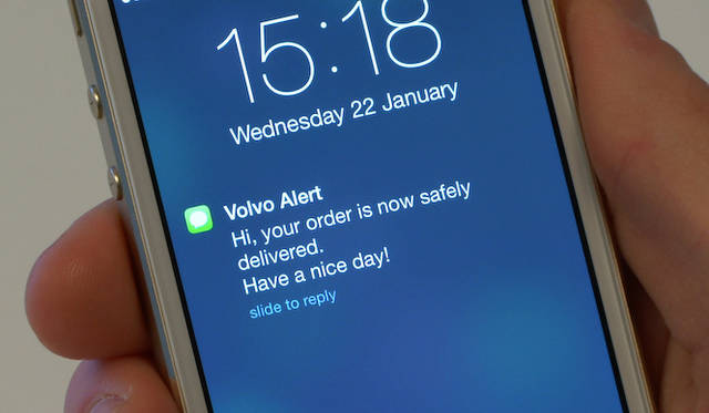 商品の配達完了を報告するメッセージが、スマートフォンに届けられる