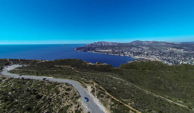 06_mb_c_250_bluetech うつくしい青い海が広がるマルセイユの海