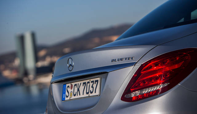 08_mb_c_250_bluetech 左側には「C 250」、右側には「BLUETEC」のバッジがそなわる