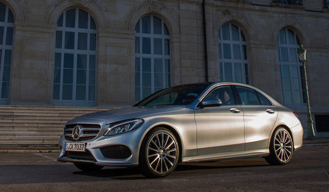 14_mb_c_250_bluetech_2 ボディサイズは全長 4,686 × 全幅 1,810× 全高1,442 mmというサイズ