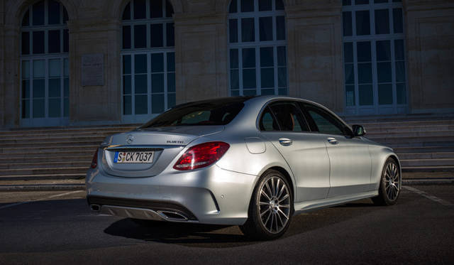 15_mb_c_250_bluetech 全長は95mm長い4,686mm、全幅は40mm広い1,810mmに。さらにホイールベースを80mm伸ばし、2,840mmとしたことで、居住スペースを大幅に拡大した