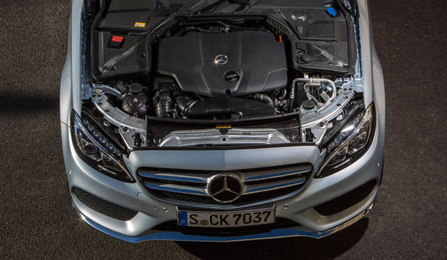 18_mb_c_250_bluetech 本国仕様では現時点でも悩ましいほどのエンジンラインナップを用意もしくは予定している。写真は C 250 ブルーテックのエンジンルーム