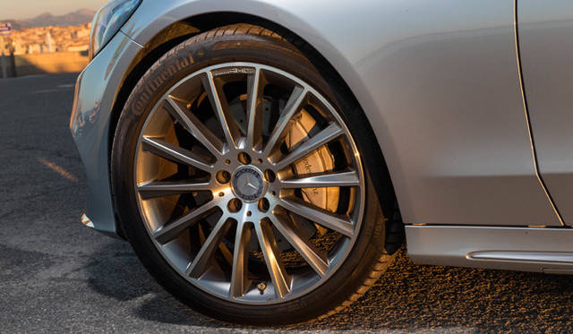 25_mb_c_class AMGラインとは、既存のAMGスポーツパッケージに相当する仕様のモデル。試乗車には、19インチアロイホイールが用意されていた