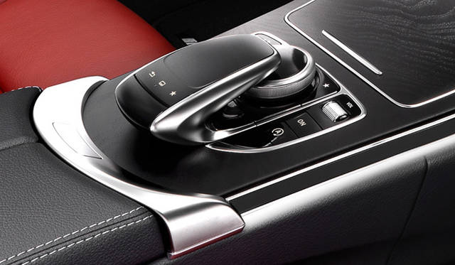 45_mb_c_class 極めつけは、新設となったタッチバッドベースの造詣だ。そのままオブジェとして机に飾っておきたいほど美しい