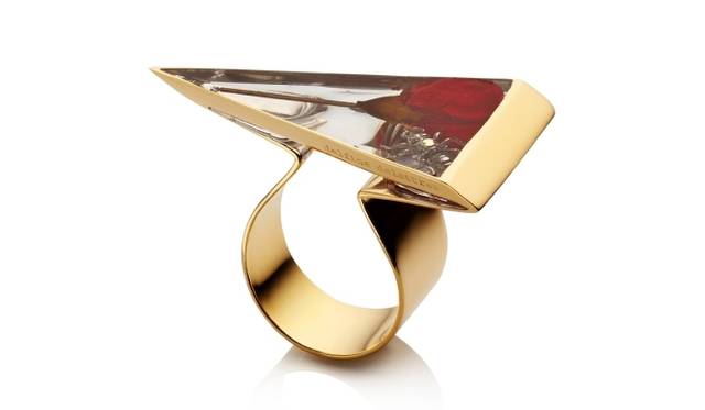 <strong>yoox.com｜「FROZEN GARDEN」をテーマにしたジカプセルコレクションが誕生</strong>　トライアングル・リング　3万200円