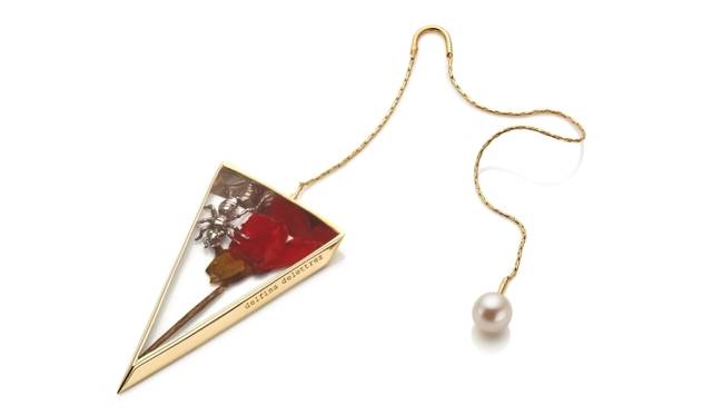 <strong>yoox.com｜「FROZEN GARDEN」をテーマにしたジカプセルコレクションが誕生</strong>　トライアングル・イヤリング　2万1500円