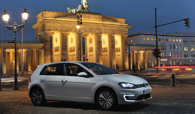 つい先日ドイツでの販売が開始された、第7世代ゴルフをベースとした「eGolf」。最高出力85kW（115ps）、最大トルク270Nmを発揮するモーターを搭載し、航続可能距離は190km