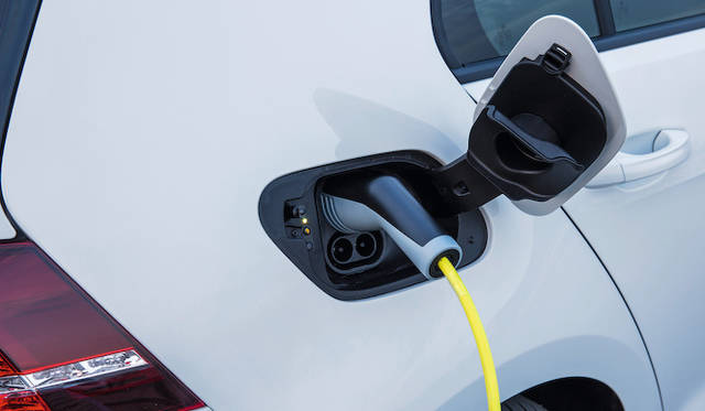 充電は欧州の家庭用ソケット（230V、2.3kWのAC電源）なら13時間、3.6kWの充電ボックスで8時間。直流（DC）の急速充電器をつかえば、30分で80パーセントまで充電可能だ