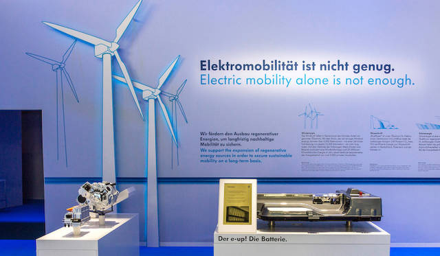 フォルクスワーゲンは「電気自動車をつくるだけでは完成しない」と、発電プロセスまでさかのぼり、トータルで移動にかかるCO2排出量削減をかんがえている