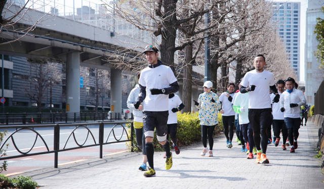 12時30分。「これはタイムを競うイベントではありません。ともに楽しみながら、心をひとつにして、東北の子どもたちにエールを送りましょう」。松浦氏がそう宣言したあと、参加者たちは皇居に向けて出発した