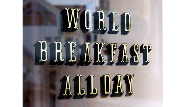 今回特製Tシャツをデザインした「NIKKO DESIGN」は、世界各地の朝ごはんや伝統的な朝ごはんを1日中食べられる神宮前の「ワールド・ブレックファスト・オールデイ」を手がけている<br /><br />NIKKO DESIGN<br />http://nikko-design.jp