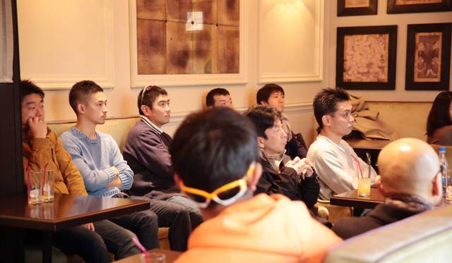 真剣な表情でビデオレターを見つめる参加者たち