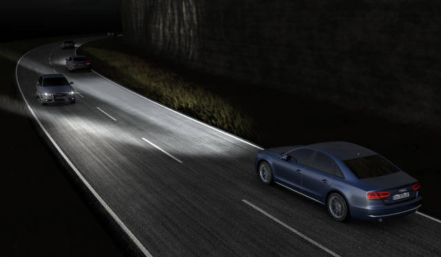 マトリックスLEDヘッドライトのイメージ。カメラで対向車や前走車を認識すると、その部分だけハイビームを照射せず、相手を幻惑させずに夜間の視界を確保する