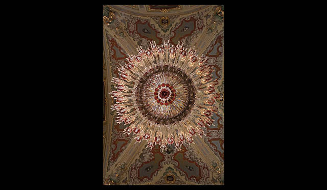 「250周年記念ブック」収録　1870年ごろイスタンブール ドルマバフチェ宮殿に飾られたシャンデリア