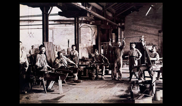 「250周年記念ブック」収録　1887年「バカラ工場の職人、窯室の内観」