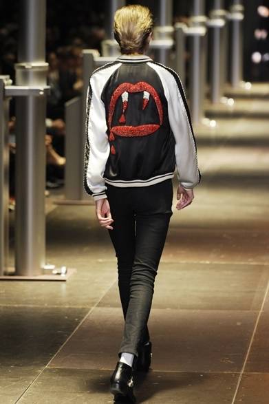 <strong>SAINT LAURENT｜アーティストコラボレーションTシャツ発売</strong><br /><br />2014年春夏メンズコレクションでキーモチーフとして採用されていた、赤く染まった牙からハート型の血がしたたる「BLOOD LUSTER」<br /><br />※こちらのアイテムは完売。<br /><br />COURTESY OF SAINT LAURENT