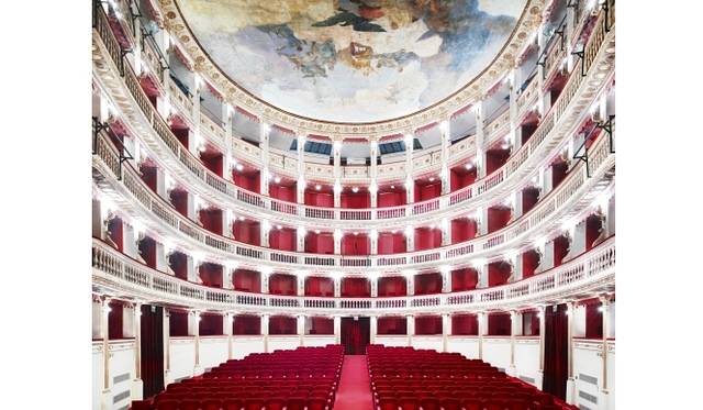 <strong>ART｜ドイツ人写真家カンディダ・へーファーの個展</strong> Candida HöferTeatro Mercandante Napoli I 2009