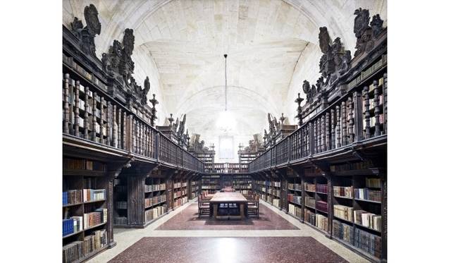 <strong>ART｜ドイツ人写真家カンディダ・へーファーの個展</strong>　Candida HöferAbadía Cisterciense Santa Maria la Real de Oseira I 2010