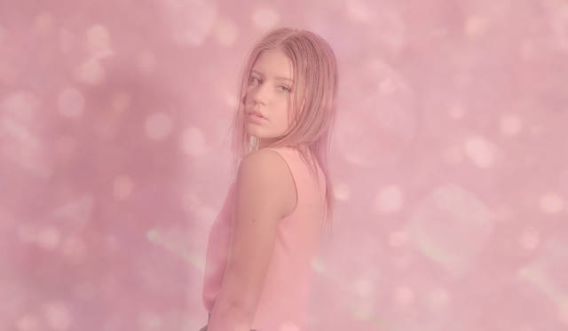 アデル・エグザルコプロス。20歳ながら、実はすでに10年近くのキャリアをもつ女優だ