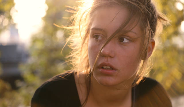 『アデル、ブルーは熱い色』は、監督のアブデラティフ・ケシシュが惚れ込んだというジュリー・マローのコミック『ブルーは熱い色（原題：Le bleu est une couleur chaude）』を実写化した作品だ。アデルに与えられた役は、フランスの高校に通う15歳の主人公、アデル　© 2013- WILD BUNCH - QUAT’S SOUS FILMS – FRANCE 2 CINEMA – SCOPE PICTURES – RTBF (Télévision belge) - VERTIGO FILMS