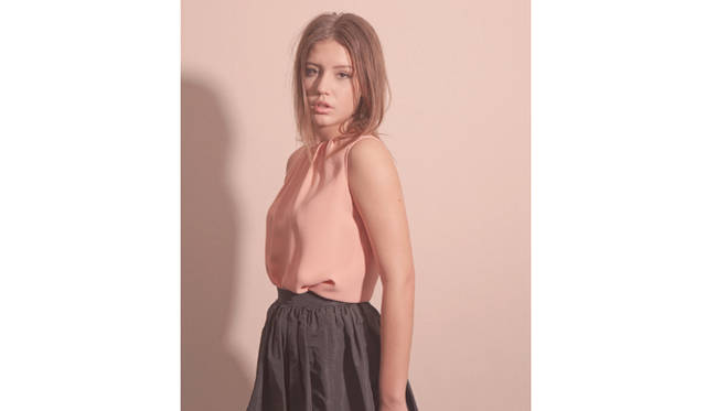 監督は主人公にアデルを抜擢したあと、原作ではクレマンティーヌだった名前を、アデルという彼女自身の名前に変更した。「自分と役を融合させるのに役立ったと思います。やはり自分の名前で呼ばれると、体が勝手に反応してしまいますから。たとえそれが、自分の意志で動いていなかったとしてもね」とアデル　