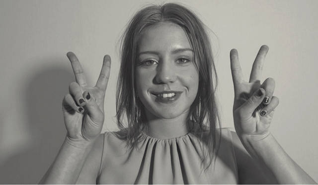 どんな質問にも知的に切り返すアデル。だが素顔は20歳の女の子。撮影中には、こんなおどけた表情も見せてくれた