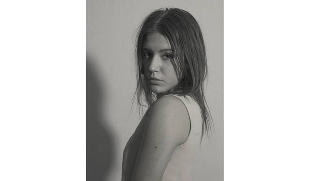 「即興で演技すること、すべてを投げ出すことを覚えましたし、人を信頼することの大切さも学びました。この作品にかかわる前は、役者としても人間としても、まだ未熟な部分がありましたが、そういった部分を一気に鍛えてもらった気がします。わたしに光を与えてくれるような、そういう経験でしたね」