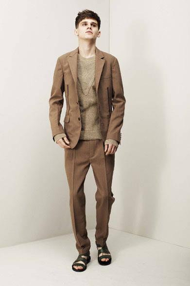 ジャケット6万2000円、パンツ3万5000円、スウェット4万円（すべて税抜価格）