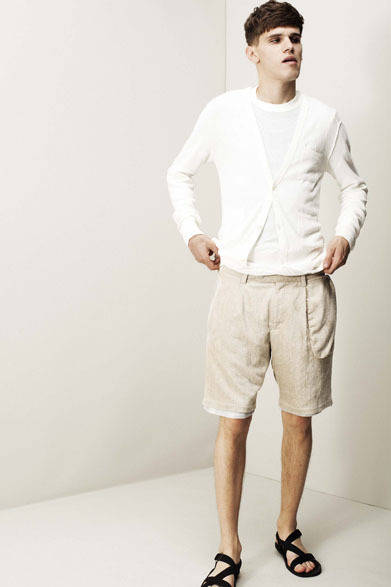 カーディガン3万3000円、ショーツ3万2000円（ともに税抜価格）