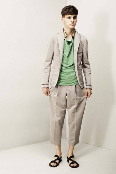 ジャケット4万円、シャツ2万1000円、パンツ2万6000円（すべて税抜価格）