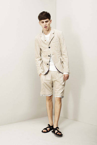 ジャケット6万2000円、パンツ3万2000円（ともに税抜価格）