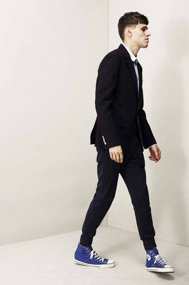 ジャケット6万2000円、シャツ2万4000円、パンツ3万円（すべて税抜価格）