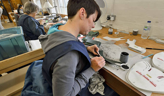 カッティングされた革を縫製するまでの準備をする重要なプロセスを担うセクションに移る