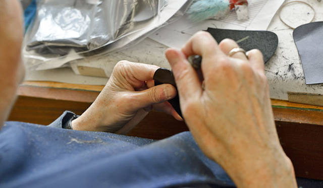 オックスフォードのタン部分に使われる黒以外の革は、この段階で一度、最後に塗るクリームを塗っておく