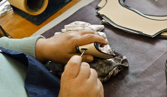 ローファー「ロペス」の甲部分のサドルの抜き型