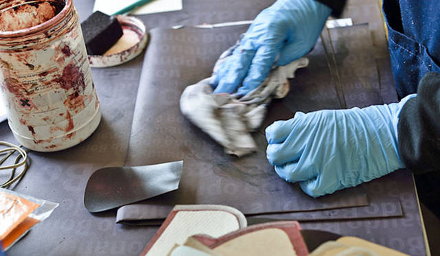 革と革を合わせる部分の厚みを出さないように革を剥（す）く作業“スカイビング”