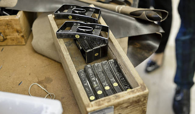 現行モデルのクリッキングパターンをハンドカッティングする