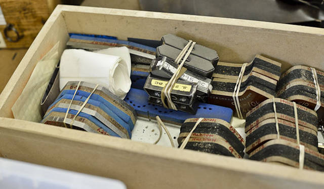 革のパーツを指示書通りに縫い合わせ、靴のアッパー（甲）部分を形成していく縫製セクション