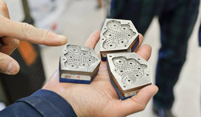 作業は二人一組。