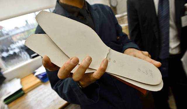 ジョンロブのインソールは、贅たくにフルグレインの革を使用