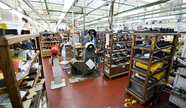 ジョンロブではアッパーの革とライニングが別々に仕込まれている